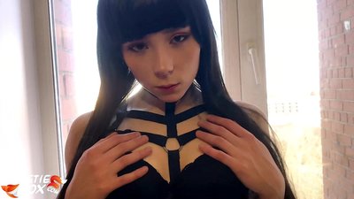 Թեժ թխահերը խորը և զգայուն կերպով ծծում է փողի համար